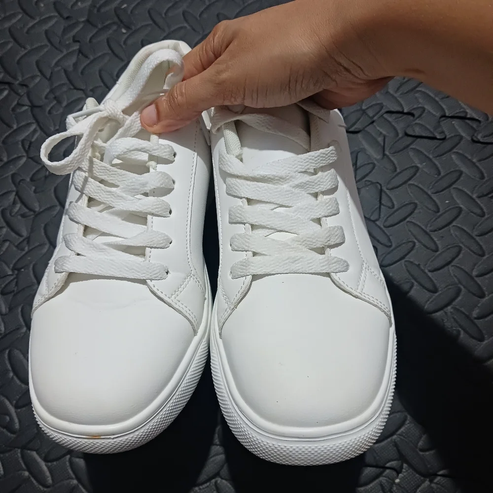 Women White Round Toe Basic Sneakers